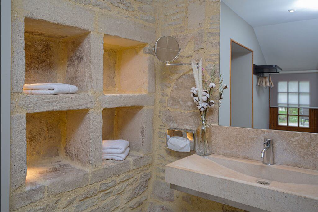 Salle de bain en pierre - Chambre Classique 4 - Ferme de la Rançonnière