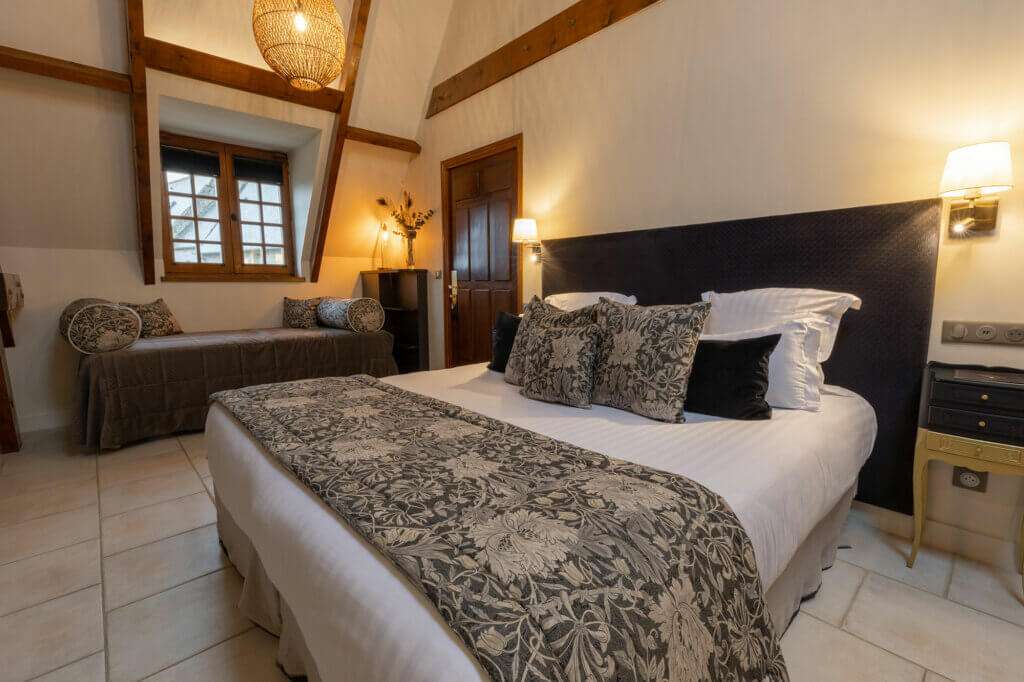 Superior-Zimmer mit Blick auf die Gärten des Hotels Ferme de la Rançonnière in der Normandie