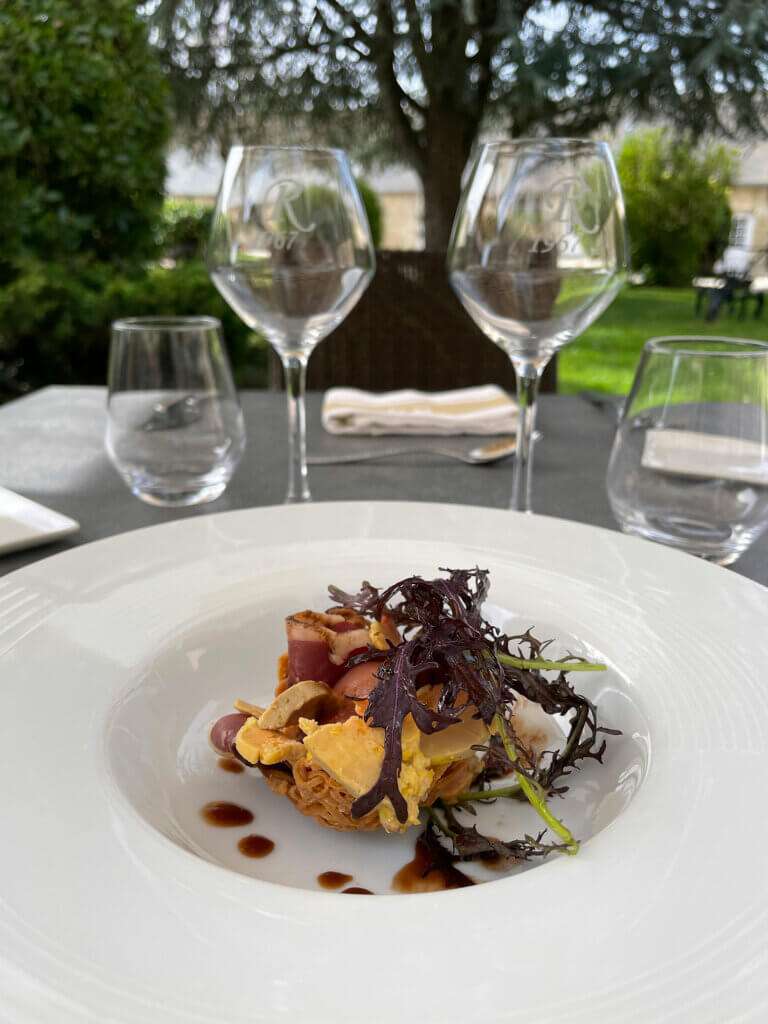 Assiette en terrasse devant le manoir de l'hotel restaurant Ferme de la Ranconniere en Normandie