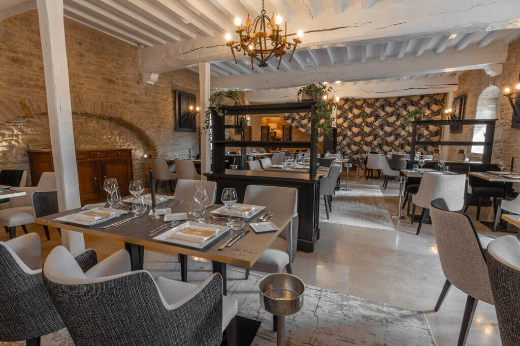 Salle de restaurant chic de l'hotel de charme Ferme de la Ranconniere en Normandie