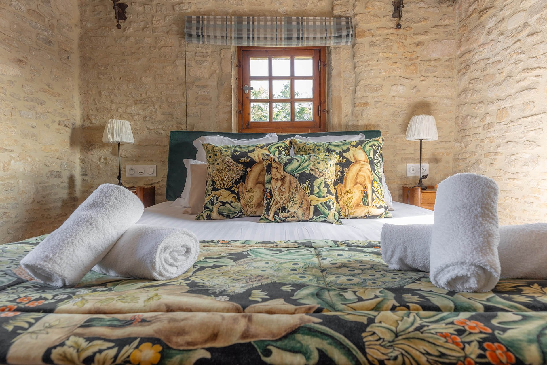 Serviette sur le lit de chambre de luxe de l'hotel Ferme de la Ranconniere en Normandie