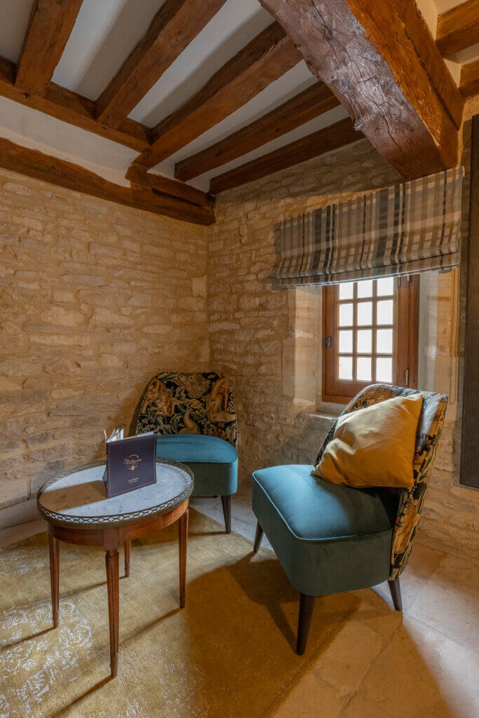 Coin salon avec fauteuils dans la chambre Donjon de La Rançonnière