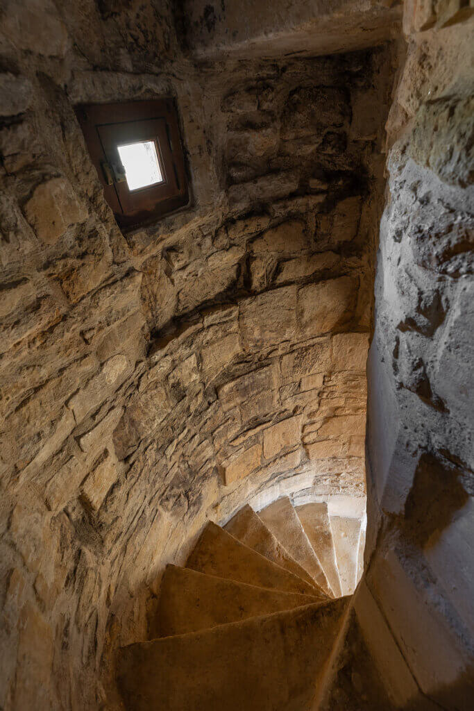 Escalier en colimaçon en pierre dans le donjon de La Rançonnière