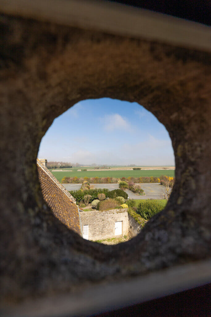 Vue sur la campagne normande depuis une meurtrière du donjon de La Rançonnière