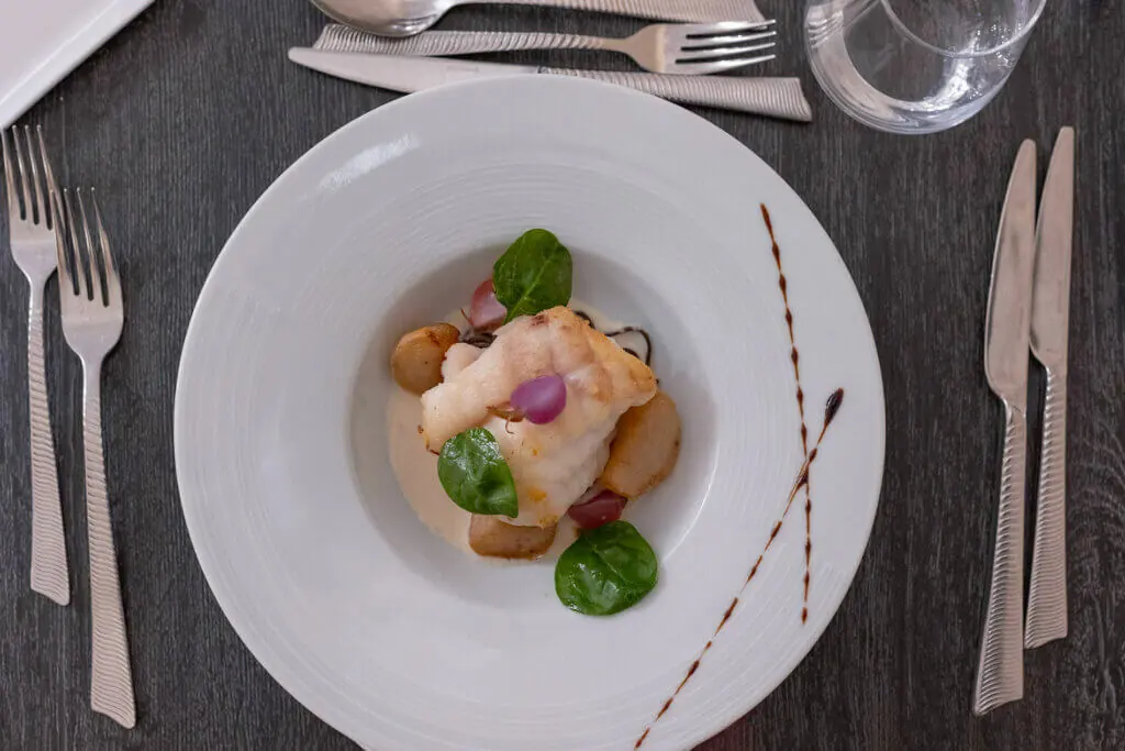 Plat de poisson au restaurant de l'hotel Ferme de la Ranconniere en Normandie