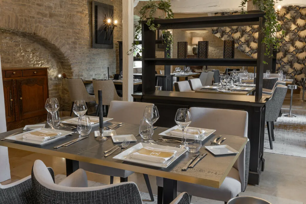 Salle de restaurant chic de l'hotel de charme Ferme de la Ranconniere en Normandie