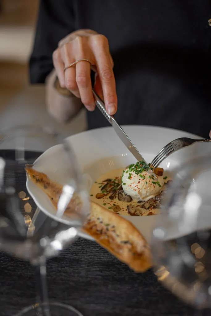Repas de produits locaux et bio au restaurant de l'hotel Ferme de la Ranconniere.