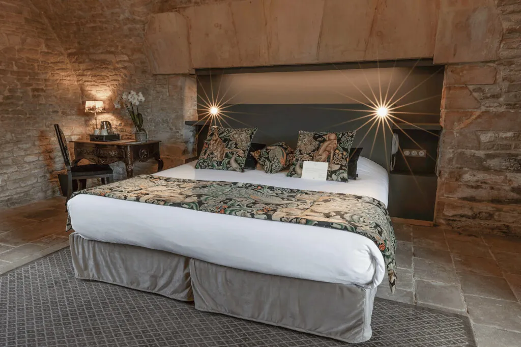 Chambre de charme avec voute en pierre apparente de l'hotel de la Ranconniere en Normandie