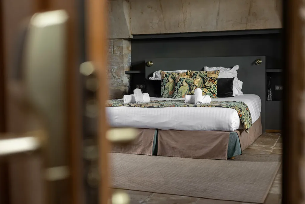 Chambre de charme avec voute en pierre de l'hotel de la Ranconniere en Normandie