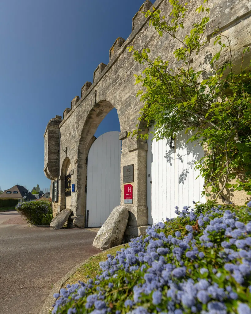 Porche d'entree type chateaux de l'hotel Ferme de la Ranconniere en Normandie