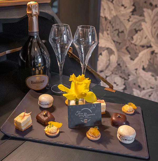 Plateau sucré avec champagne en chambre pour un sejour romantique a l'hotel Ferme de la Ranconniere en Normandie