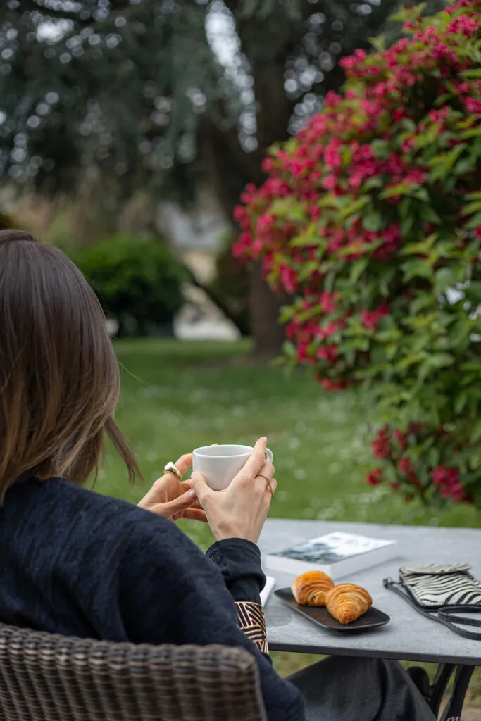 Café en terrasse au milieu des fleurs de l'hotel Ferme de la Ranconniere